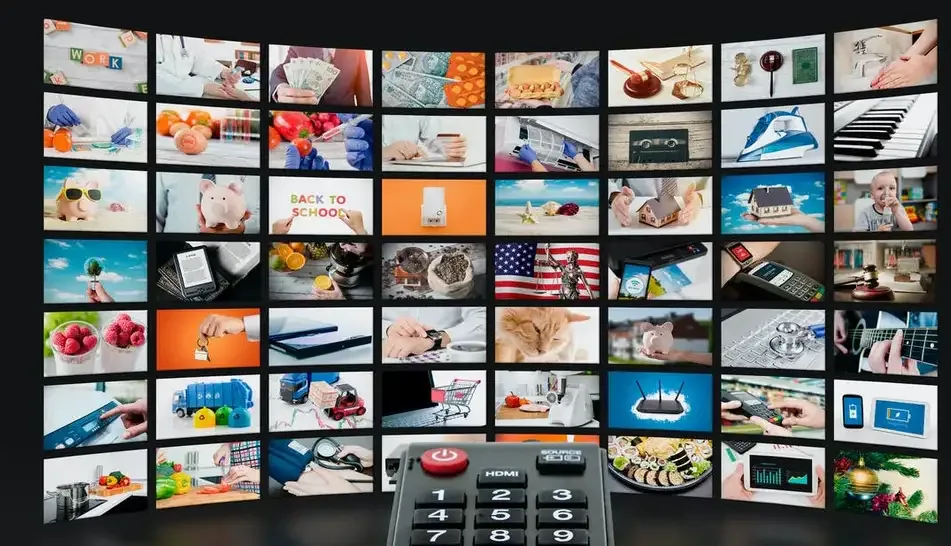 Famille regardant la télévision avec un abonnement IPTV premium